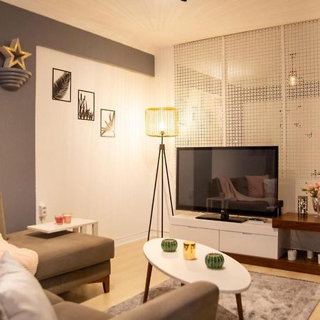 Amazing Flat Near The Coast With A Delightful Shared Terrace Close To Public Transportation In Karsiyaka Esmirna Exterior foto